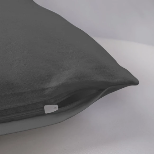 Poszewka satynowa 70x80 w kolorze szarym, leżąca na jasnym tle, z widocznym zamkiem błyskawicznym w dolnej części. Materiał o gładkiej, błyszczącej fakturze, ukazujący minimalistyczny design bez wzorów.