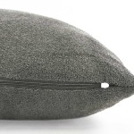 Poszewka frotte 40x40 w kolorze szarym, leżąca na białym tle. Ujęcie z boku, ukazujące właściwości materiału i zamek błyskawiczny. Drobna, teksturowana dzianina. Idealna do poduszek o wymiarach 40x40 cm.
