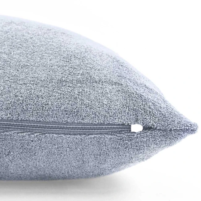 Poszewka frotte 40x40 w kolorze popiel. Zbliżenie na teksturę materiału, widoczny zamek błyskawiczny, produkt leży na jasnym tle. Frotte o miękkiej, delikatnej powierzchni, idealna do dekoracji wnętrz.