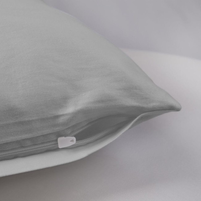 Pościel satyna bawełniana 140x200 w kolorze popielatym, z zamkiem błyskawicznym. Ujęcie z boku, ukazujące gładką fakturę i detal zamka. Produkt leży na jasnym tle, co podkreśla jego kolorystykę i elegancki materiał.