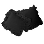 Pościel bawełniana w kolorze czarnym, rozmiar 220x200 cm, z falbanką. Złożona, z widocznymi poduszkami o prostokątnym kształcie. Tło zdjęcia jest jednolite, co podkreśla teksturę materiału. Akcesoria nie są widoczne.