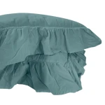 Pościel bawełniana z falbanką w kolorze mineralnym niebieskim, rozmiar 220x200 cm. Ułożona poziomo, widoczne delikatne, falbaniaste wykończenia. Materiał jest gładki i miękki, z lekko teksturowaną powierzchnią.