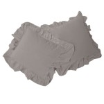 Pościel bawełniana z falbanką 160x200 w kolorze szarym, rozłożona na tle neutralnym. Zestaw zawiera dwie poszewki na poduszki, obie zdobione falbaną, o gładkiej fakturze. Wymiary poszewek pasują do standardowych poduszek.