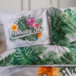 Pościel bawełniana 220x200 w stylu tropikalnym. Poszewki z motywem zielonych liści oraz kolorowych kwiatów, napis Tropikalne Sny na poduszce. Ułożona na łóżku, leżąca, zwrócona frontalnie, na jasnym tle. Wzór zdominowany przez zieleń, róż, pomarańcz.
