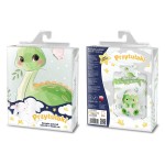 Pościel bawełniana do łóżeczka 100x135 cm z motywem dinozaura. Opakowanie z uchwytem, z przodu kolorowa grafika dinozaura i króliczków, z tyłu szczegóły produktu i skład. Kolory pastelowe, widoczne napisy oraz oznaczenia dotyczące materiału.