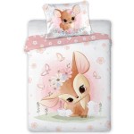 Pościel bawełniana 100x135 w kolorze jasnoróżowym z motywem sarenki i kwiatów. Zestaw składa się z poszwy na kołdrę oraz poduszki. Ułożenie: leżąca, z widocznymi detalami wzoru oraz delikatnym tłem z motylami. Produkt idealny do łóżeczka dziecięcego.