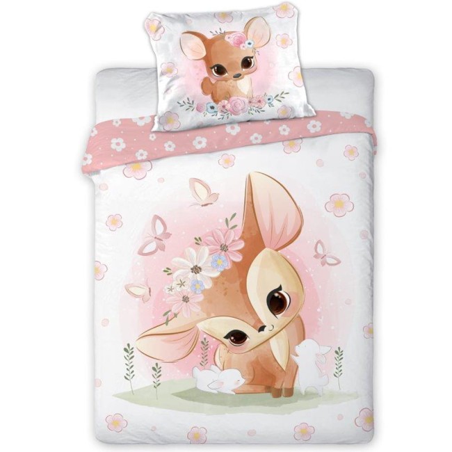 Pościel bawełniana 100x135 w kolorze jasnoróżowym z motywem sarenki i kwiatów. Zestaw składa się z poszwy na kołdrę oraz poduszki. Ułożenie: leżąca, z widocznymi detalami wzoru oraz delikatnym tłem z motylami. Produkt idealny do łóżeczka dziecięcego.