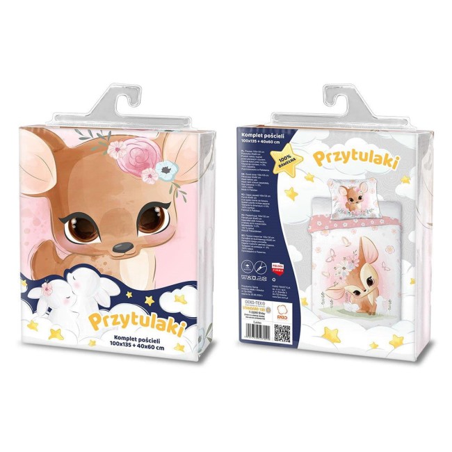 Pościel bawełniana do łóżeczka 100x135 Sarenka w przezroczystym opakowaniu. Przód z ilustracją liska z dużymi oczami i kwiatami, tył z grafiką pościeli w pastelowych kolorach z motywem zwierząt. Widoczny napis Przytulaki.