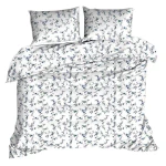 Pościel z kory 160x200 w letnie, niebieskie kwiaty. Rozłożona na łóżku, z dwoma poszewkami na poduszki. Wzór kwiatowy na białym tle, tekstura kory podkreśla delikatność materiału. Brak widocznych guzików czy logo.