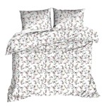 Pościel z kory 160x200 w letni wzór czerwonych kwiatów na białym tle; rozłożona na łóżku, obecne dwa poszewki na poduszki; widoczne drobne detale roślinne w różnych kolorach; naturalny materiał o teksturze kory.