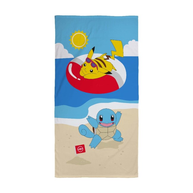 Ręcznik dziecięcy frota 70x140 cm z motywem Pokémon, w kolorach błękitu, żółci i czerwieni. Frontalnie ukazuje Pikachu na owalnej dmuchanej zabawce oraz Squirtle na plaży.