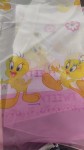 Firana dziecięca woal Disney Tweety, wysokość 160 cm, z nadrukiem żółtego kanarka Tweety na białym tle. Udołączone różowe detale oraz napisy TWEETY u dołu.