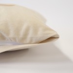 Poszewka dekoracyjna 40x40 w kolorze beżowym z delikatnym złotym liściem. Widok z boku, materiał o miękkiej, teksturowanej powierzchni. Zamek błyskawiczny na spodzie, bez dodatkowych dekoracji. Tło jednolite, co podkreśla wzór.