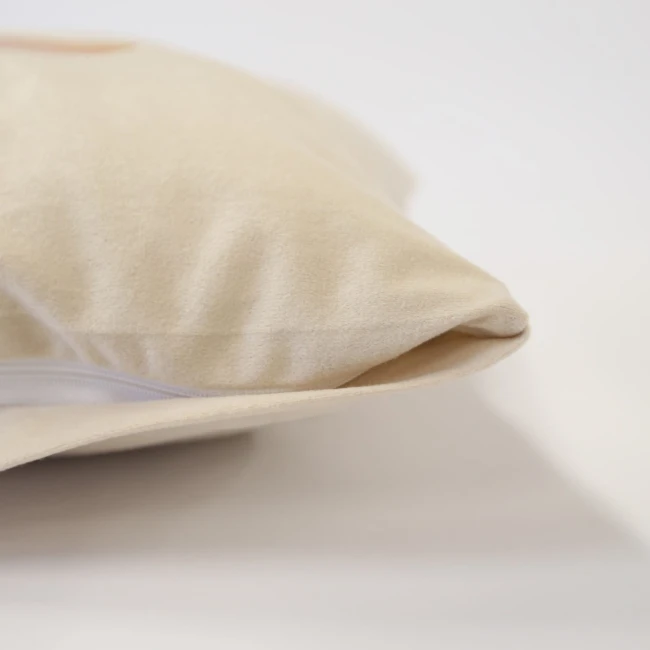 Poszewka dekoracyjna 40x40 w kolorze beżowym z delikatnym złotym liściem. Widok z boku, materiał o miękkiej, teksturowanej powierzchni. Zamek błyskawiczny na spodzie, bez dodatkowych dekoracji. Tło jednolite, co podkreśla wzór.