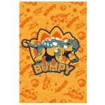 Kocyk dziecięcy 100x150 cm w kolorze pomarańczowym z wzorem przedstawiającym dinozaura Stegozaura. Kocyk leży na płasko, z wyraźnym napisem BUMPY. Tekstura materiału jest miękka, a wzór jest kolorowy, co czyni go atrakcyjnym dla dzieci.