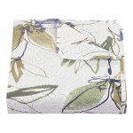 Narzuta drukowana Flori 170x210 w kolorze białym z zielonymi i fioletowymi akcentami, z kwiatowym wzorem. Produkt leży na płasko, wykończony pikowaniem. Widoczna krawędź oraz zginanie na jednym rogu, podkreślające fakturę materiału.