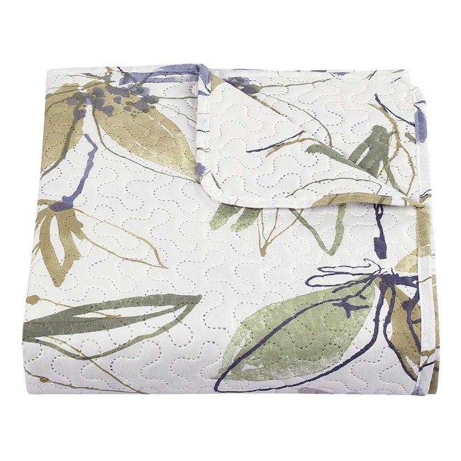 Narzuta drukowana Flori 170x210 w kolorze białym z zielonymi i fioletowymi akcentami, z kwiatowym wzorem. Produkt leży na płasko, wykończony pikowaniem. Widoczna krawędź oraz zginanie na jednym rogu, podkreślające fakturę materiału.