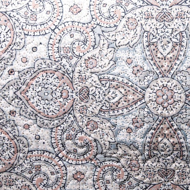 Drukowana narzuta Harem 170x210, w delikatne wzory kwiatowe w odcieniach szarości i różu, z wyraźną teksturą. Produkt leżący na płaskiej powierzchni, prezentujący detale wzoru oraz subtelne złote akcenty, na jasnym tle.