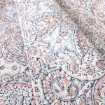 Narzuta drukowana Harem 170x210 w delikatnym wzorze kwiatowym w odcieniach błękitu, różu i beżu. Prezentowana leżąca na gładkiej powierzchni. Materiał o teksturze przypominającej bawełnę, nadająca lekkości i elegancji.