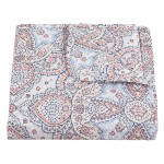 Narzuta drukowana Harem 170x210 w odcieniach błękitu i różu, z delikatnym wzorem roślinnym. Wyciągnięta w pozycji leżącej, ukazuje szczegóły dla eleganckiego wykończenia, w tym subtelne kontury i fakturę materiału.