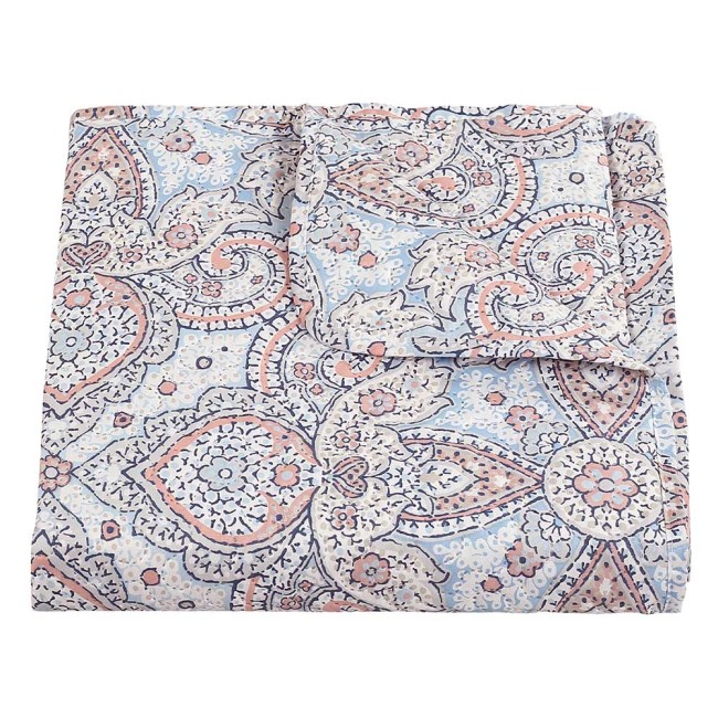 Narzuta drukowana Harem 170x210 w odcieniach błękitu i różu, z delikatnym wzorem roślinnym. Wyciągnięta w pozycji leżącej, ukazuje szczegóły dla eleganckiego wykończenia, w tym subtelne kontury i fakturę materiału.