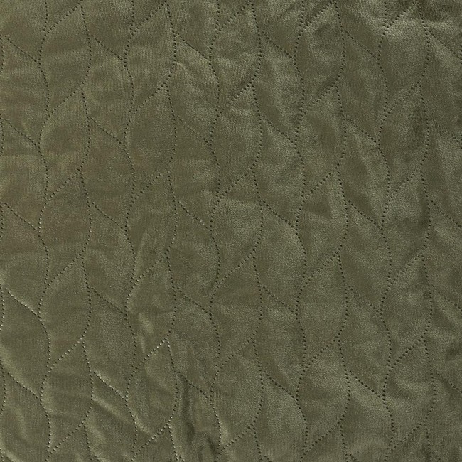 Narzuta Verde mink w kolorze zielonym, o wymiarach 170x210 cm, z materiału o delikatnej fakturze. Wzór w formie wykroju liści oraz przeszycia nadają elegancki wygląd. Produkt leży na jednolitym tle.