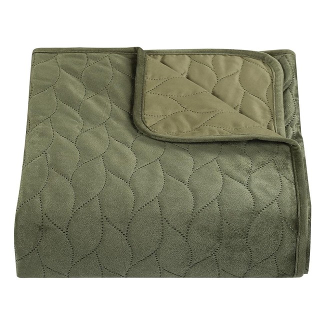 Narzuta Verde mink w kolorze zielonym, wymiary 170x210 cm, wykonana z miękkiego materiału o delikatnej fakturze. Złożona, widok z góry, z pikowanym wzorem w liście, w jednym odcieniu zieleni, idealna na łóżko lub sofę.