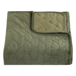 Narzuta Verde mink w kolorze zielonym, o wymiarach 240x220 cm, wykonana z miękkiego materiału. Pokryta wzorem w formie liści, z wykończeniem wzdłuż brzegów. Złożona w kształcie prostokąta, prezentuje subtelną teksturę.
