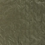 Zielona narzuta Verde mink 240x220 wykonana z miękkiego materiału, o delikatnej, teksturowanej powierzchni z wzorem w kształcie liści. Produkt leży płasko, prezentując subtelne przeszycia i elegancki wygląd.