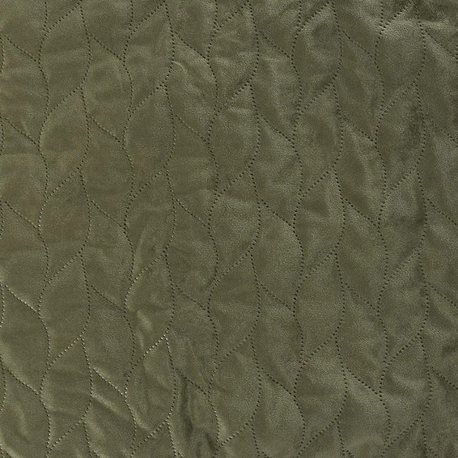 Zielona narzuta Verde mink 240x220 wykonana z miękkiego materiału, o delikatnej, teksturowanej powierzchni z wzorem w kształcie liści. Produkt leży płasko, prezentując subtelne przeszycia i elegancki wygląd.