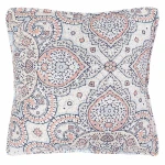 Poszewka na poduszkę 40x40, z nadrukiem w kwiatowe i paisley wzory w delikatnych odcieniach niebieskiego, różowego i białego. Produkt leży na równym tle, ukazując cały front z wyraźnymi detalami wzoru. Materiał jest miękki w dotyku, a kształt kwadratowy.