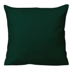 Poduszka dekoracyjna w kolorze butelkowej zieleni, wykonana z miękkiej satyny bawełnianej. Widok frontalny, poduszka leży na płaskiej powierzchni. Prosty, gładki materiał bez wzorów ani napisów, rozmiar 160x200.