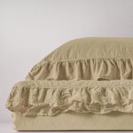 Pościel bawełniana z falbanką 160x200 w kremowym odcieniu Akdeniz Cream, z widoczną teksturą i delikatnym wykończeniem. Produkt leży na płaskiej powierzchni, z falbanką widoczną na krawędzi, podkreślającą jego elegancki charakter.