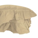 Pościel bawełniana w kolorze kremowym, z falbanką u góry. Widoczny detal falbanek oraz struktura materiału. Pozycja leżąca, zbliżenie na krawędź pościeli. Idealna do aranżacji sypialni.