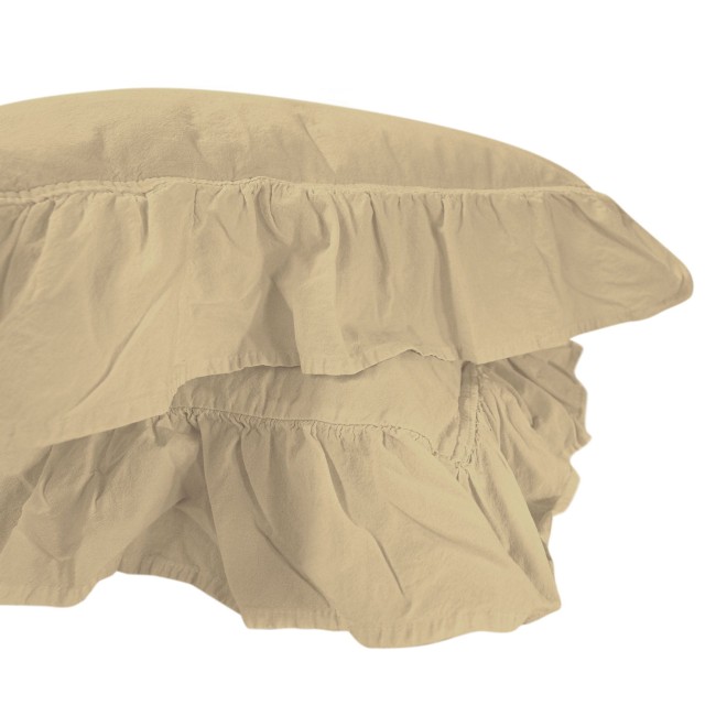 Pościel bawełniana w kolorze kremowym, z falbanką u góry. Widoczny detal falbanek oraz struktura materiału. Pozycja leżąca, zbliżenie na krawędź pościeli. Idealna do aranżacji sypialni.