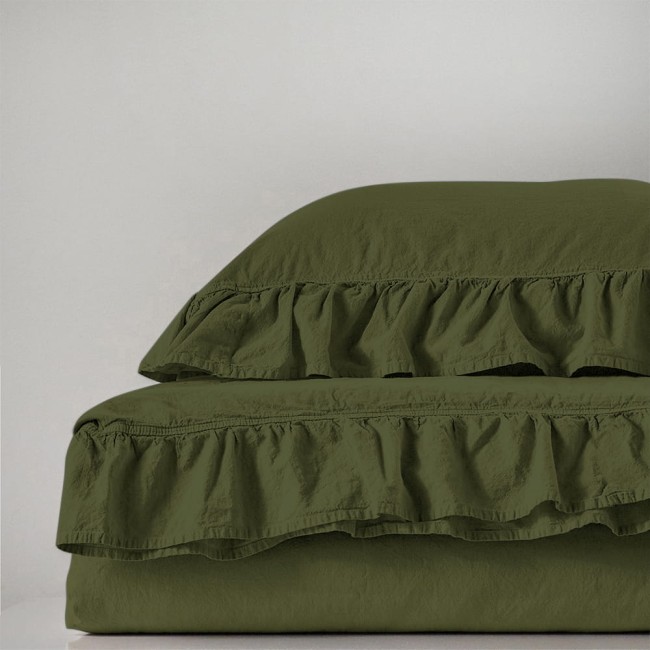 Pościel bawełniana z falbanką w kolorze oliwkowym, rozmiar 160x200, leżąca na białym tle. Widoczne marszczenia falbanki na kołdrze oraz poduszce, matowa tekstura materiału. Prosty i estetyczny design, bez wzorów i dodatków.