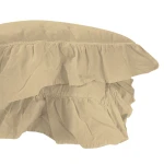 Pościel bawełniana w kolorze kremowym z falbanką, widoczna z boku. Materiał stonewashed z delikatną teksturą, rozmiar 220x200 cm. Złożona, z wyraźnymi przeszyciami i dekoracyjnym wykończeniem. Tło jasne, co podkreśla kolor produktu.