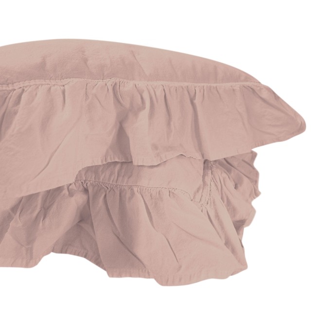 Pościel bawełniana w kolorze różowym z falbanką, rozmiar 220x200 cm. Materiał stonewashed, prezentowana w zbliżeniu. Widoczne delikatne marszczenia oraz frędzle, tworzące ozdobny brzeg na krawędzi.