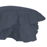 Pościel bawełniana 220x200 z falbanką, w kolorze naturalnej szarości. Zdjęcie ukazuje górną część poszwa, z efektownym, teksturowanym wykończeniem falbanki. Produkt leży płasko na białym tle, co akcentuje jego detale.