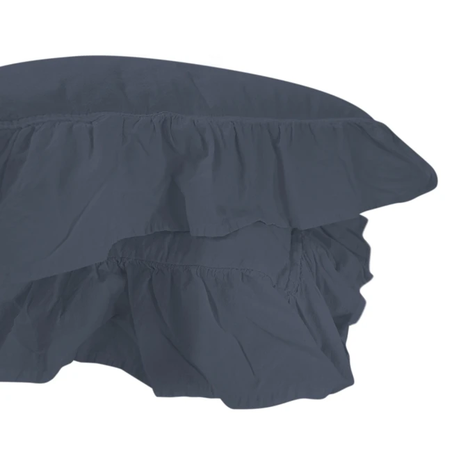 Pościel bawełniana 220x200 z falbanką, w kolorze naturalnej szarości. Zdjęcie ukazuje górną część poszwa, z efektownym, teksturowanym wykończeniem falbanki. Produkt leży płasko na białym tle, co akcentuje jego detale.