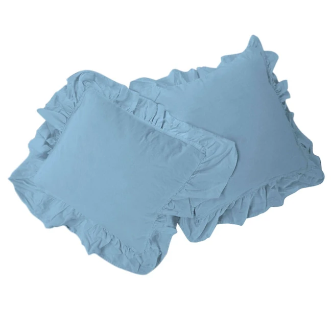 Pościel bawełniana z falbanką 220x200 w kolorze błękitnym, zawiera dwa poduszki o prostokątnym kształcie, z dekoracyjnym brzegiem. Produkt leży na białym tle, ukazując strukturalną teksturę materiału.
