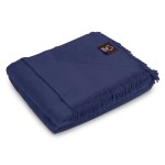 Koc bawełniany 150x200 w kolorze granatowym, z frędzlami u dołu. Na zdjęciu leży złożony, ukazując prosty, matowy materiał i widoczne logo. Tło białe, co podkreśla intensywność koloru. Idealny do aranżacji wnętrz.