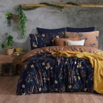 Pościel satyna bawełniana 200x220 w kolorze granatowym z motywem kwiatów i bambusa, zestaw z poduszkami w odcieniach brązu i granatu. Złożona na łóżku, z widoczną dekoracyjną narzutą w kolorze musztardowym oraz roślinnością w tle.
