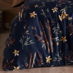 Pościel satynowa w rozmiarze 200x220 cm, ciemnoniebieska z wzorem kwiatów w odcieniach złota i zieleni. Materiał gładki, z lekkim połyskiem. Produkt leży na drewnianej podłodze, z widocznymi delikatnymi detalami roślinnymi.