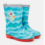 Kalosze dziecięce Cool Kids w kolorze błękitnym z falistym wzorem i wesołymi rybkami. Pozycjonowane stojąco, widok frontalny. Guma z elastycznym brzegiem, podeszwa w intensywnej czerwieni. Idealne na deszczowe dni, zapewniają komfort i styl.