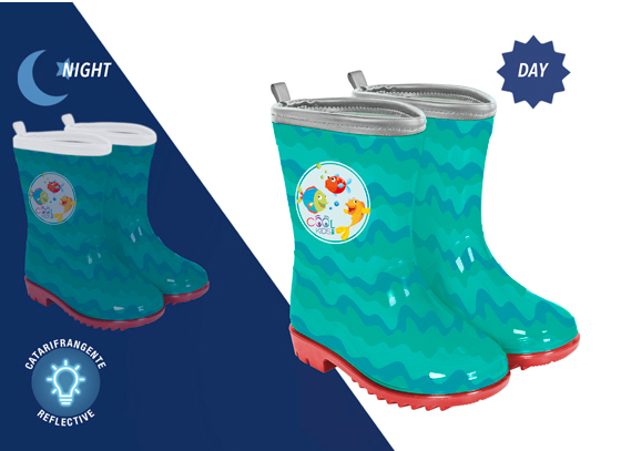 Kalosze gumiaki dziecięce Cool Kids Rybki w kolorze błękitnym z wzorem fal, z czerwonymi podeszwami. Produkt stojący, prezentujący widok z boku.