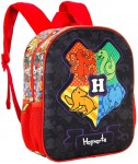 Czarny plecak dziecięcy Harry Potter 3D z regulowanymi szelkami, prezentujący kolorowy emblemat z symbolami czterech domów na przodzie. Kształt prostokątny z dwiema komorami i siateczkowymi bocznymi kieszeniami, umieszczony na białym tle.