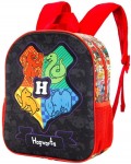 Czarny plecak dziecięcy Harry Potter 3D z regulowanymi szelkami. Widok frontalny na plecak z logo Hogwarts, przedstawiającym cztery kolorowe emblemy domów (gryfon, wężołak, krukon, hufflepuff). Plecak z siateczkowymi kieszeniami po bokach.