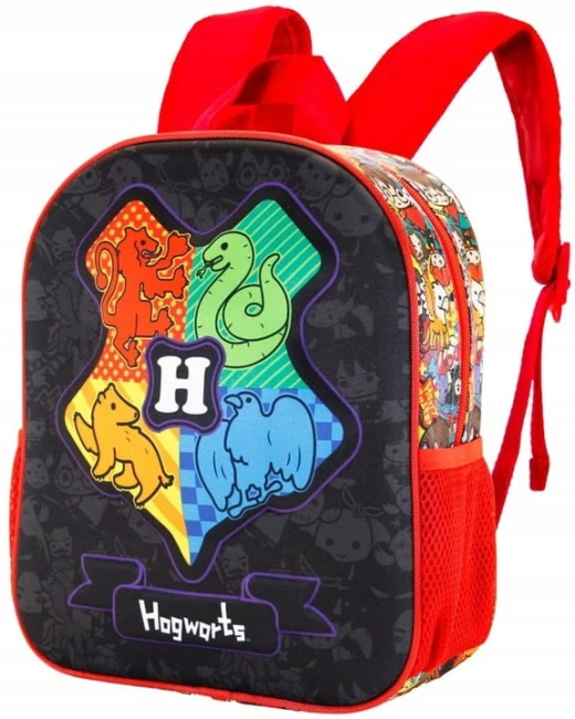 Czarny plecak dziecięcy Harry Potter 3D z regulowanymi szelkami. Widok frontalny na plecak z logo Hogwarts, przedstawiającym cztery kolorowe emblemy domów (gryfon, wężołak, krukon, hufflepuff). Plecak z siateczkowymi kieszeniami po bokach.