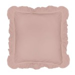 Komplet poszewek bawełnianych 2x40x40 cm w kolorze różowym, z falbanką wokół krawędzi. Materiał o miękkiej fakturze, lekko zmięty, idealny do dekoracji poduszek. Ujęcie frontalne, produkt leżący na jednolitym tle.